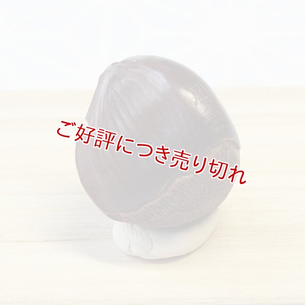 画像1: 黄楊根付　栗（虫入り三角）　【2015年12月25日公開】 (1)