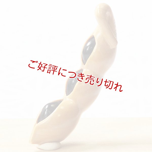 画像1: 黄楊根付　枝豆（三粒）【岡壱名入り】【2019年3月8日公開】 (1)