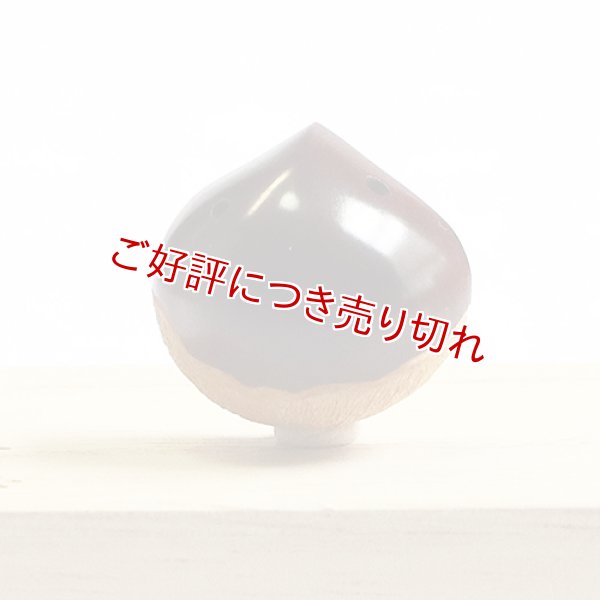 画像1: 黄楊根付　栗（小）虫入り【岡壱名入り】 (1)