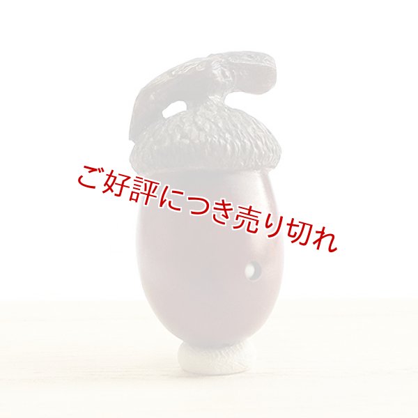 画像1: 黄楊根付　団栗 虫入り【岡壱名入り】 (1)