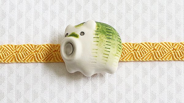 画像1: 帯留め　蚊遣り豚（織部風） (1)
