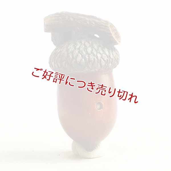 画像1: 黄楊根付　団栗 虫入り【岡壱名入り】 (1)