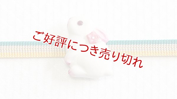 画像1: 帯留め　白うさぎ（お花付き） (1)