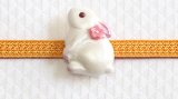帯留め　パールカラーのうさぎ（お花付き）