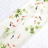 夏物手描き帯揚げ　青紅葉に金魚（オフホワイト）