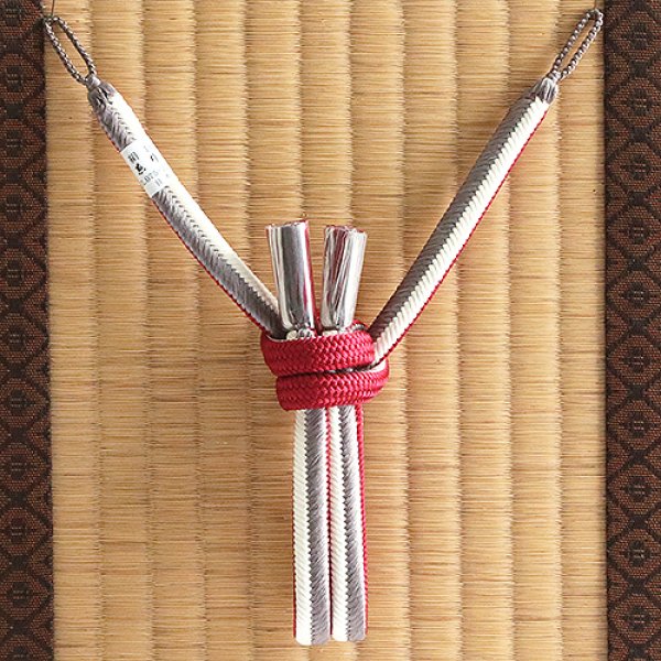 画像1: 紳士羽織紐　丸平唐大和二色立別昼夜　源氏鼠（げんじねず）・白練（しろねり）／臙脂（えんじ）（16） (1)