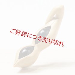 画像1: 黄楊根付　枝豆（2粒実入り）【岡壱名入り】【桐箱付き】（2025年12月8日掲載）