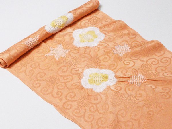 画像4: 帯揚げ　輪出し白場取り小花　東雲色（しののめいろ）／黄支子色（きくちなしいろ）（02） (4)