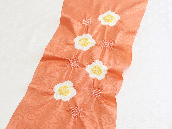 絞り帯揚げ 輪出し白場取り小花 東雲色 しののめいろ 黄支子色 きくちなしいろ 25 京都の着物和装小物 ゑり正